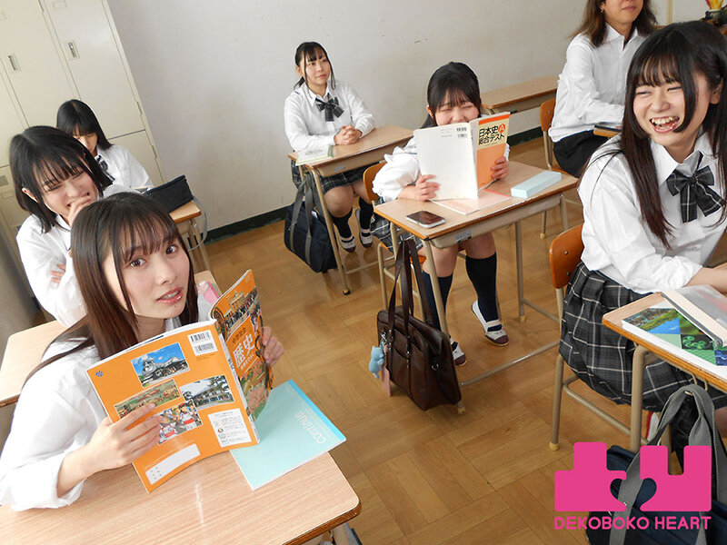 クラスで一番美人なマドンナのパンチラが撮れちゃった!?パンツ写真をオカズにマンズリしていたらバレちゃったけど相互オナニーで好きが溢れて校内レズに発展した 松井日奈子 泉りおん 1枚目